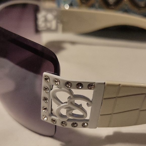 Jessica Simpson Stylish White and Black Sunglasses with Case - Picture 3 of 11